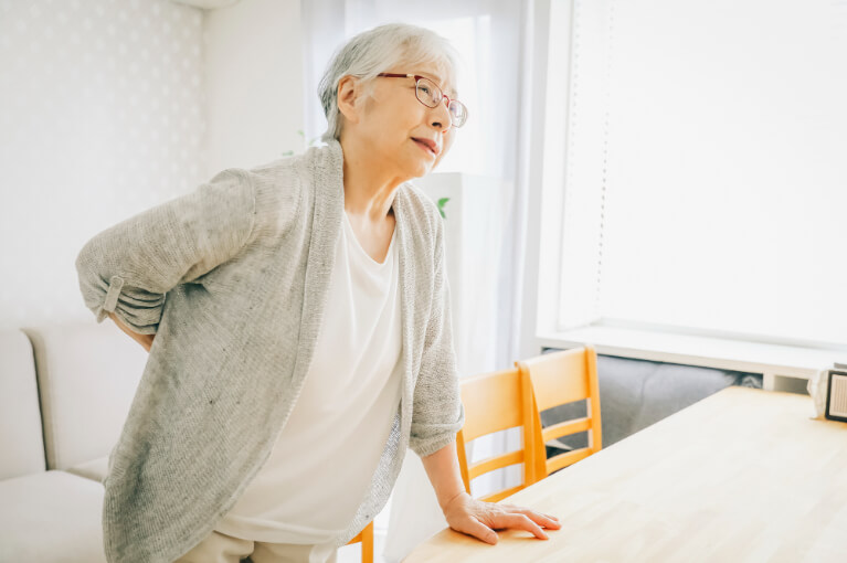 骨粗鬆症はどこが痛い？症状